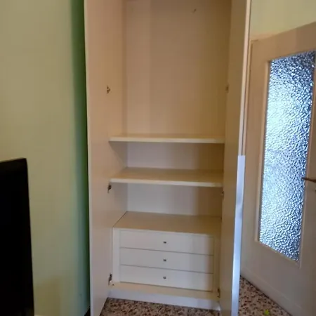 Arrivore - Ampia Privata Con Balcone , In Panoramico Condiviso Con Host - Bagno In Comune - Private Car Park *