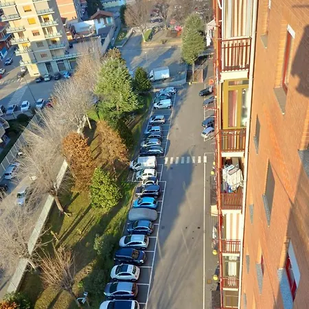 Homestay Arrivore - Ampia Privata Con Balcone , In Panoramico Condiviso Con Host - Bagno In Comune - Private Car Park Turin